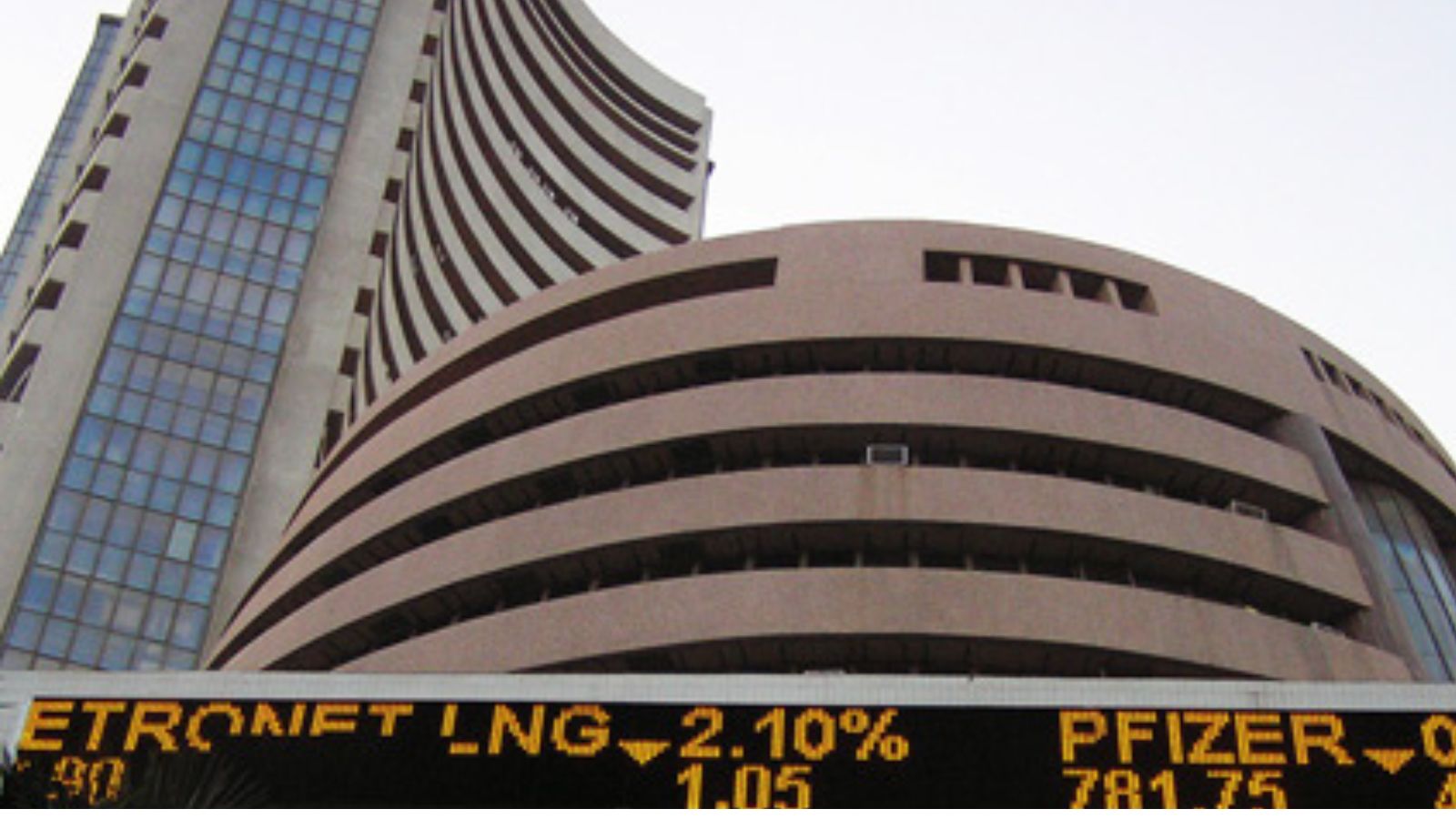 Markets retreat sharply; Infosys, TCS lead tech sell-off