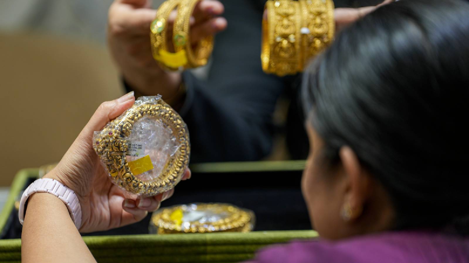 Gold declines ₹800; silver rebounds ₹6,000 in Delhi