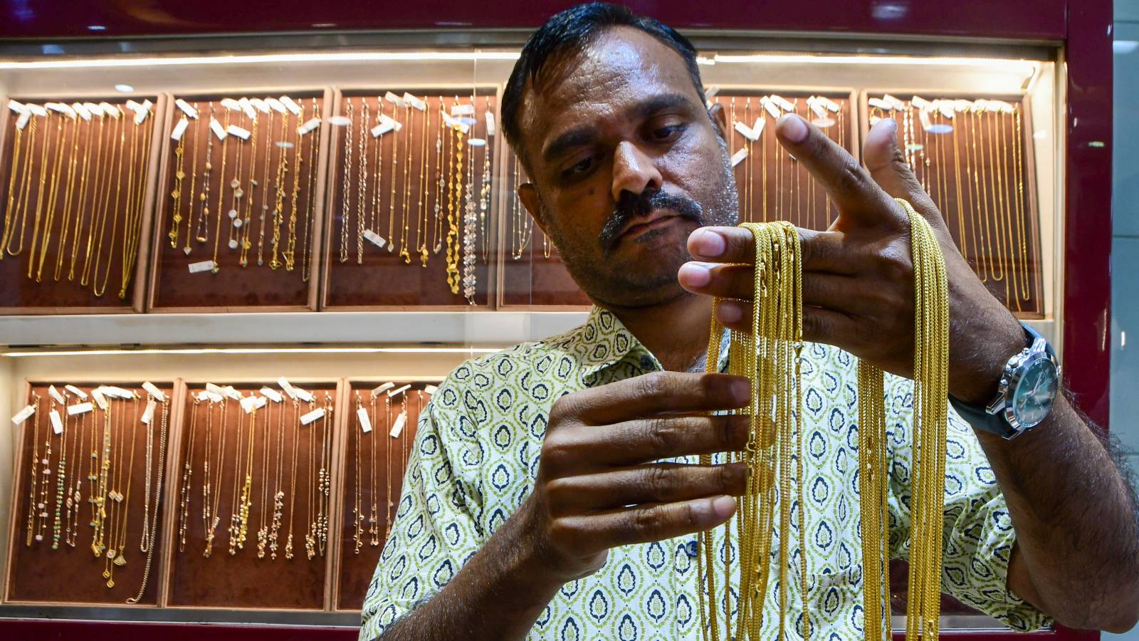 Gold prices surge ₹3,300, cross ₹1.5 lakh per 10 grams again