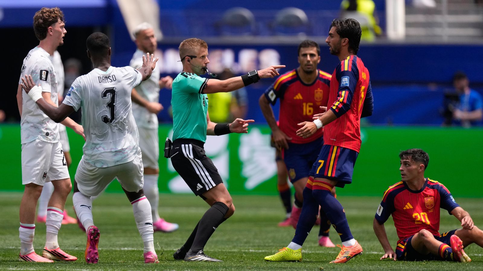 Unai Simón sets World Cup shutout record as Spain reach last 16
