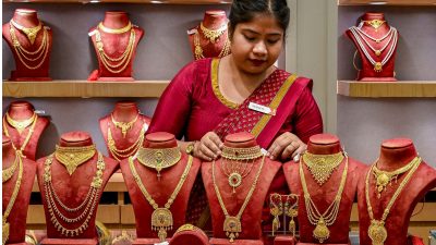 Gold declines ₹1,300 to ₹1.44 lakh/10g in Delhi