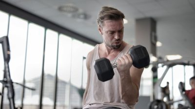 People who lift weights may live longer: New study