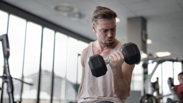 People who lift weights may live longer: New study